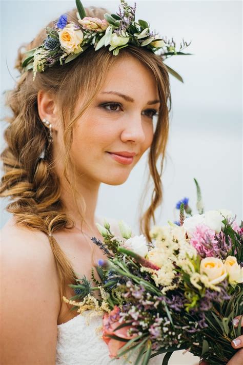 frisuren mit blumenkranz|Blumen im Haar: Die schönsten Brautfrisuren mit .